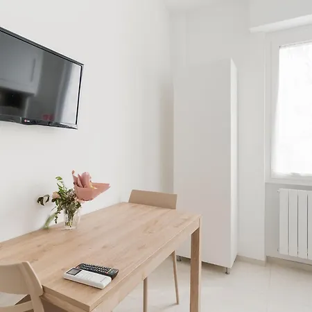 Guesthost - Bright Bocconi Apartman