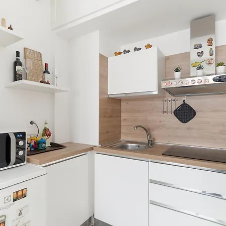 Guesthost - Bright Bocconi Apartman Milánó
