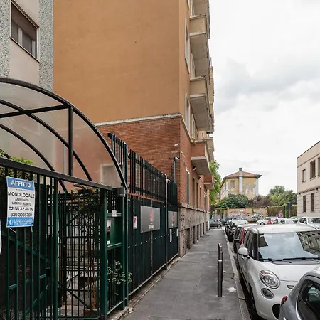 Guesthost - Bright Bocconi Apartment